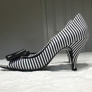 Black and white Gianni Bini pumps!